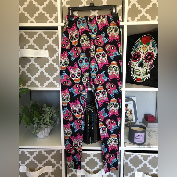 Skull design woman’s size small petite bundle set of 4. - Picture 7 of 11